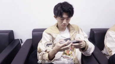 王者荣耀世冠杯决赛虎牙德比再度来袭，谁能问鼎金凤凰杯