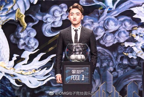 OMG中单冷少评论席首秀,凭借“下班了吗”意外出圈
